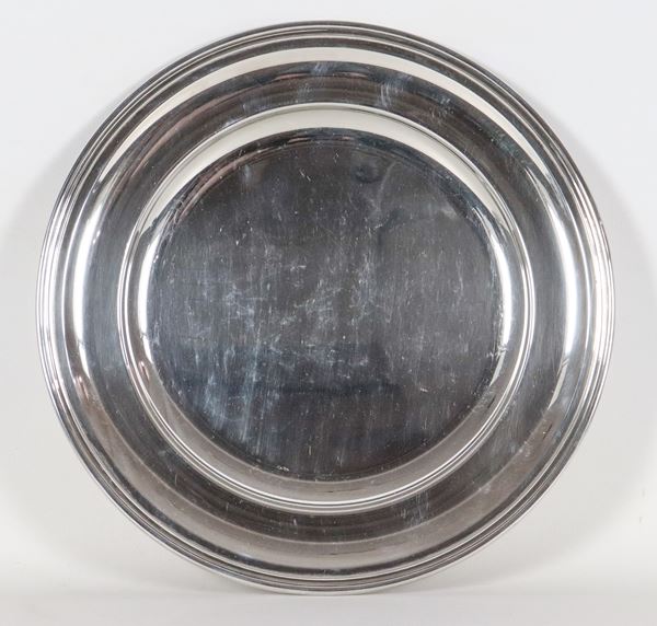 Piatto tondo in argento con bordo sbalzato, gr. 770
