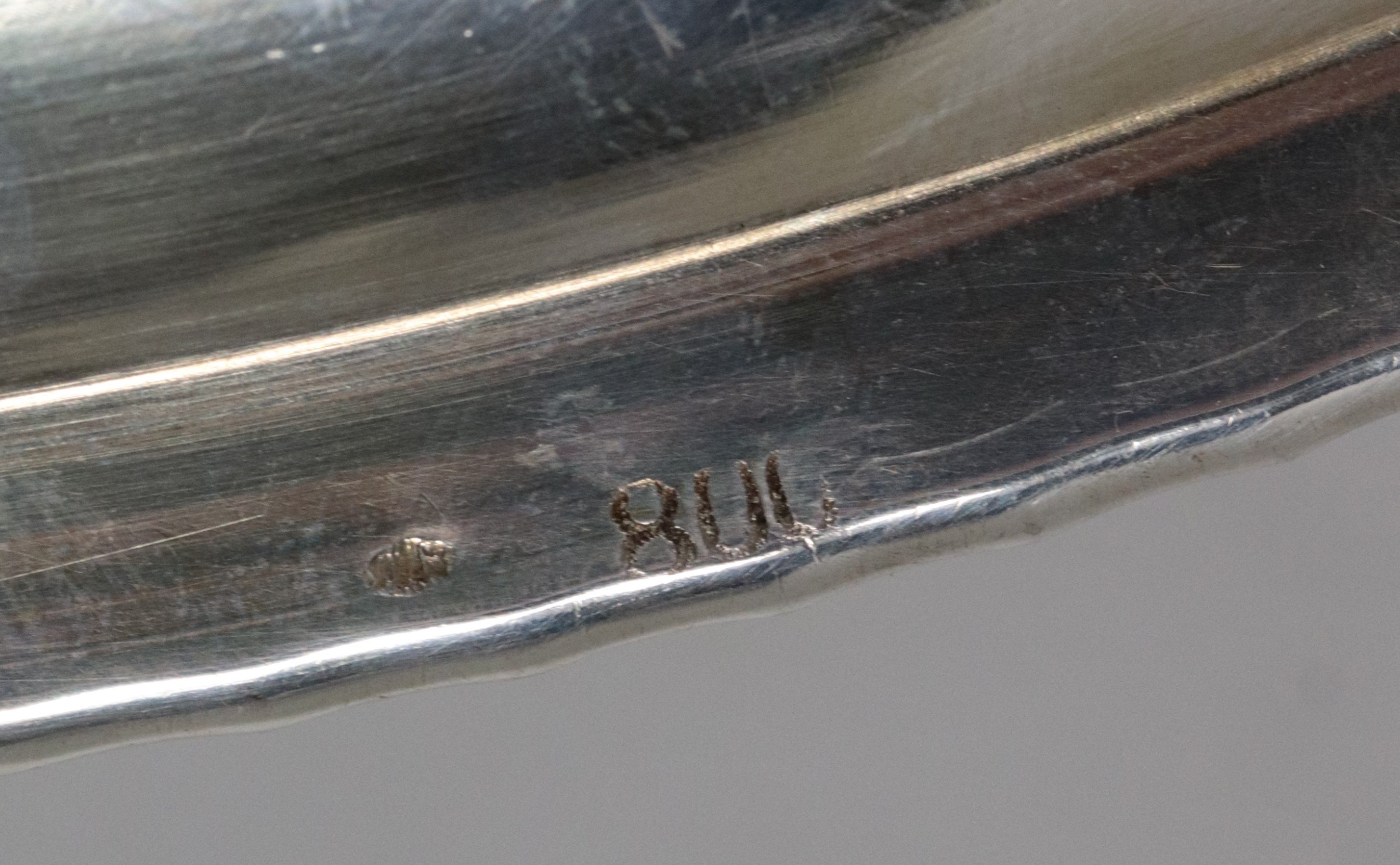 Piatto tondo in argento con bordo cesellato e sbalzato a motivi Impero, gr. 510