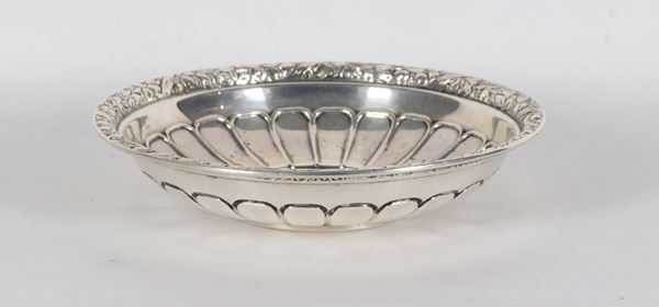 Ciotola in argento cesellato e sbalzato a motivi Luigi XVI, gr. 260