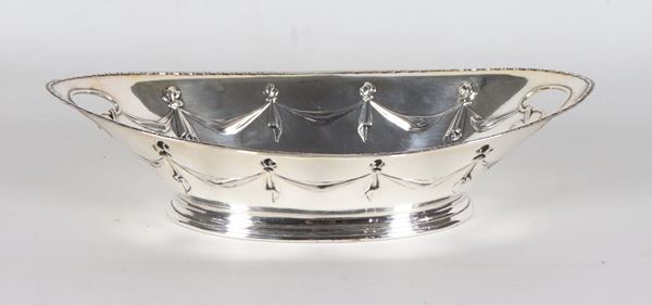 Cestino ovale in argento cesellato e sbalzato a motivi di fiocchi Luigi XVI, gr. 240