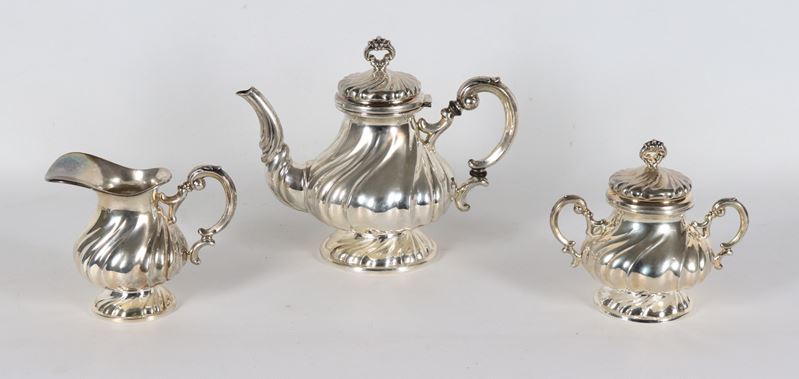 Servizio da caffè in argento cesellato e sbalzato a motivo torchon (3 pz.), gr. 885
