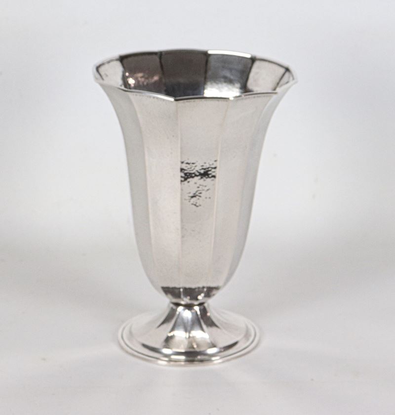 Antico vaso a coppa in argento sbalzato, gr. 690