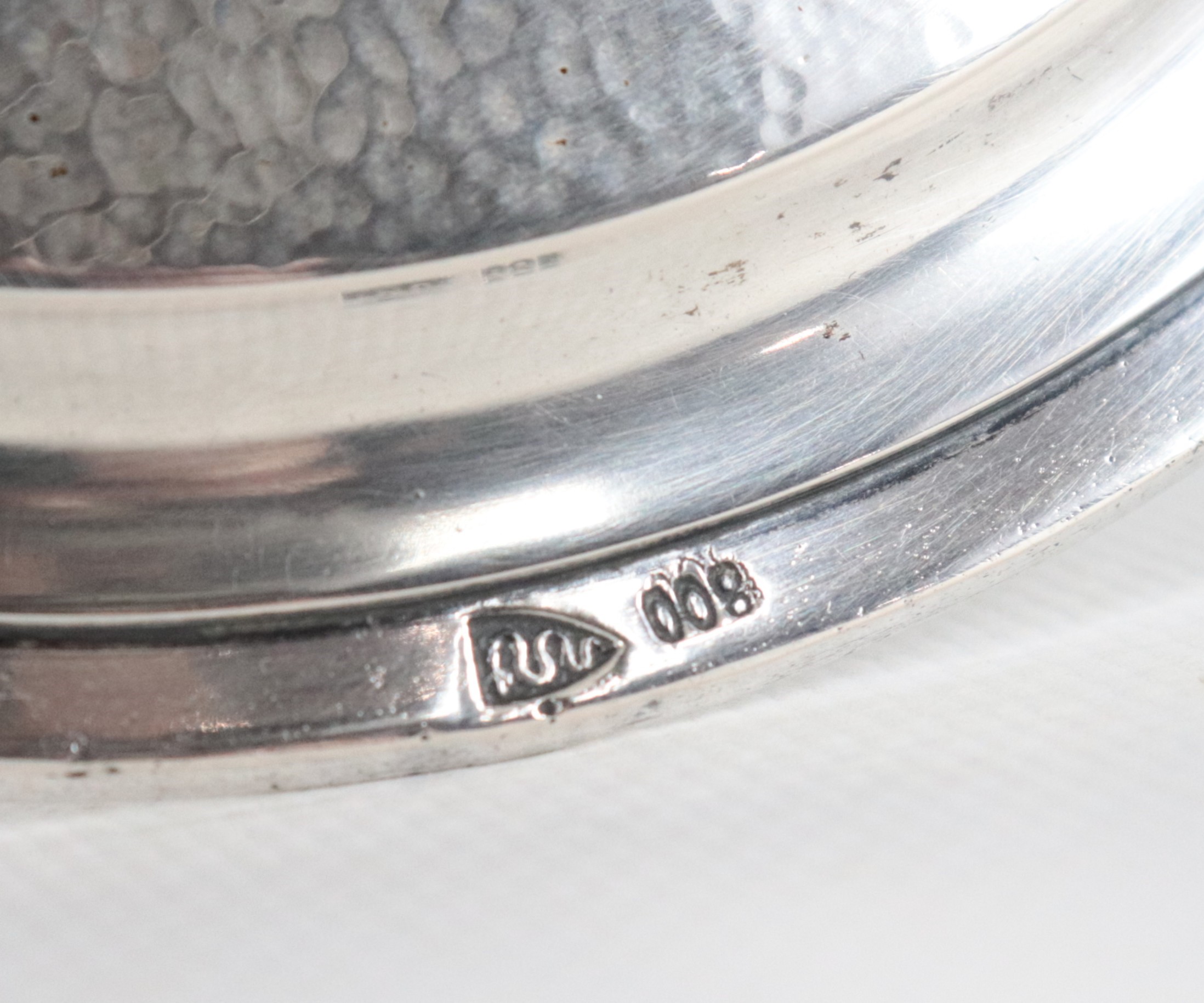 Antico vaso a coppa in argento sbalzato, gr. 690