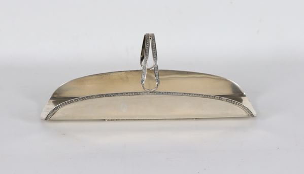 Portagrissini in argento con manico e bordi cesellati e sbalzati a motivi Impero, gr. 230