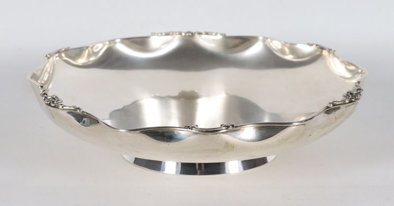 Fruttiera tonda in argento con bordo sagomato e sbalzato a volute, gr. 540