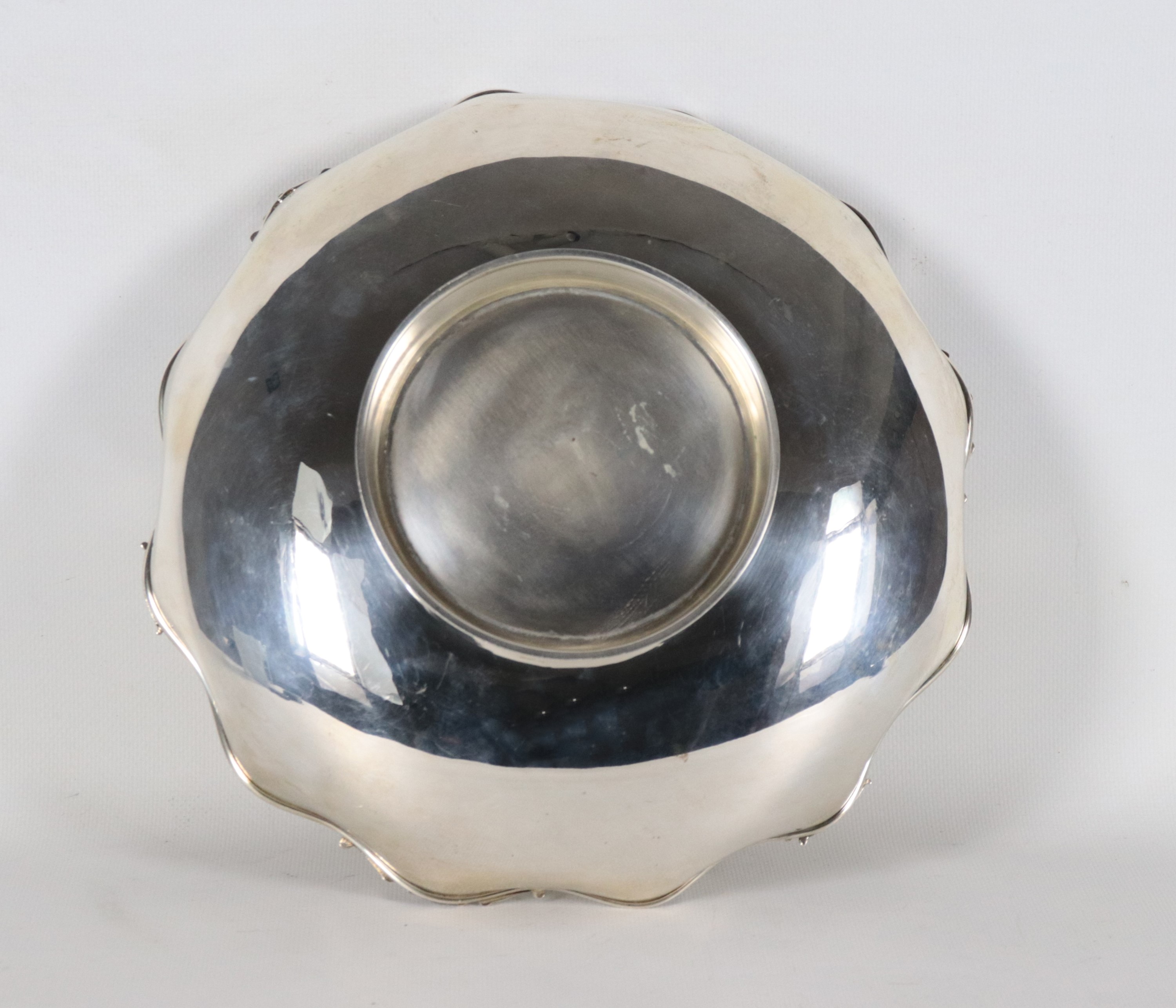 Fruttiera tonda in argento con bordo sagomato e sbalzato a volute, gr. 540