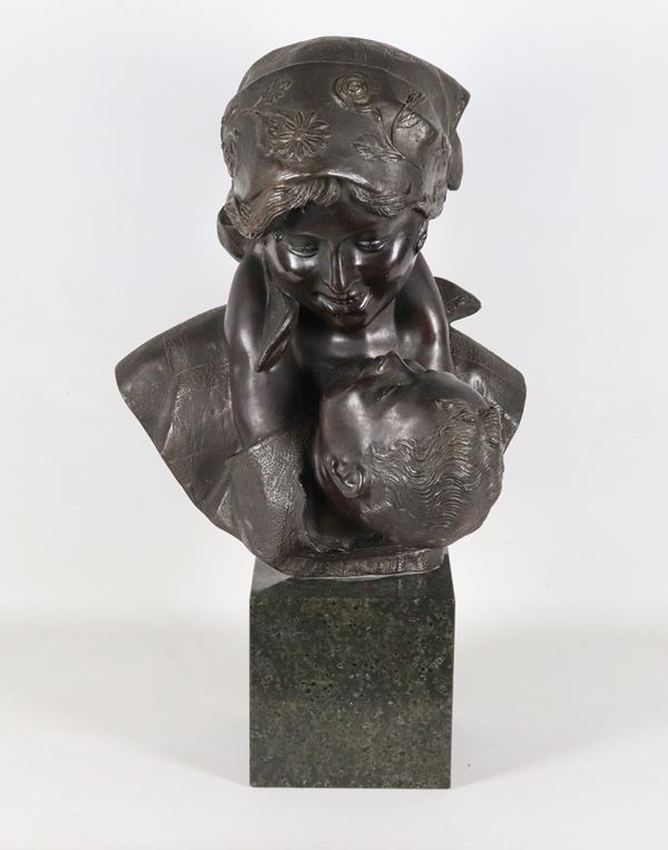 Antonio Merente (Attivo a Napoli XIX-XX Secolo) - Firmata. "Maternità", scultura in bronzo, sorretta da sezione di colonna in marmo verde delle Alpi 