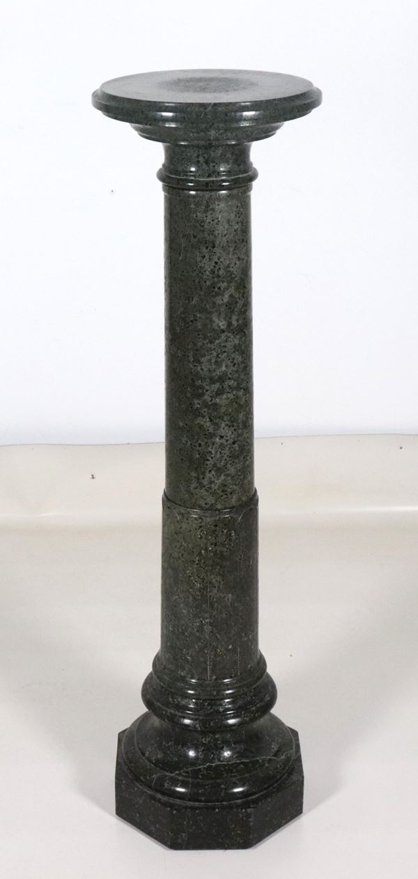 Colonna in marmo verde serpentino delle Alpi