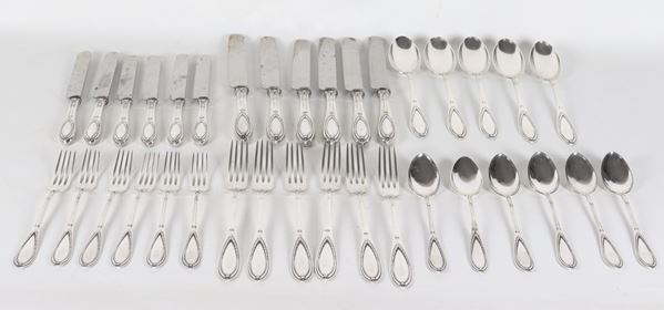 Antico servizio di posate in argento cesellato e sbalzato (35 pz), gr. 1050