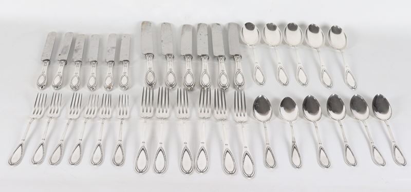 Antico servizio di posate in argento cesellato e sbalzato (35 pz), gr. 1050