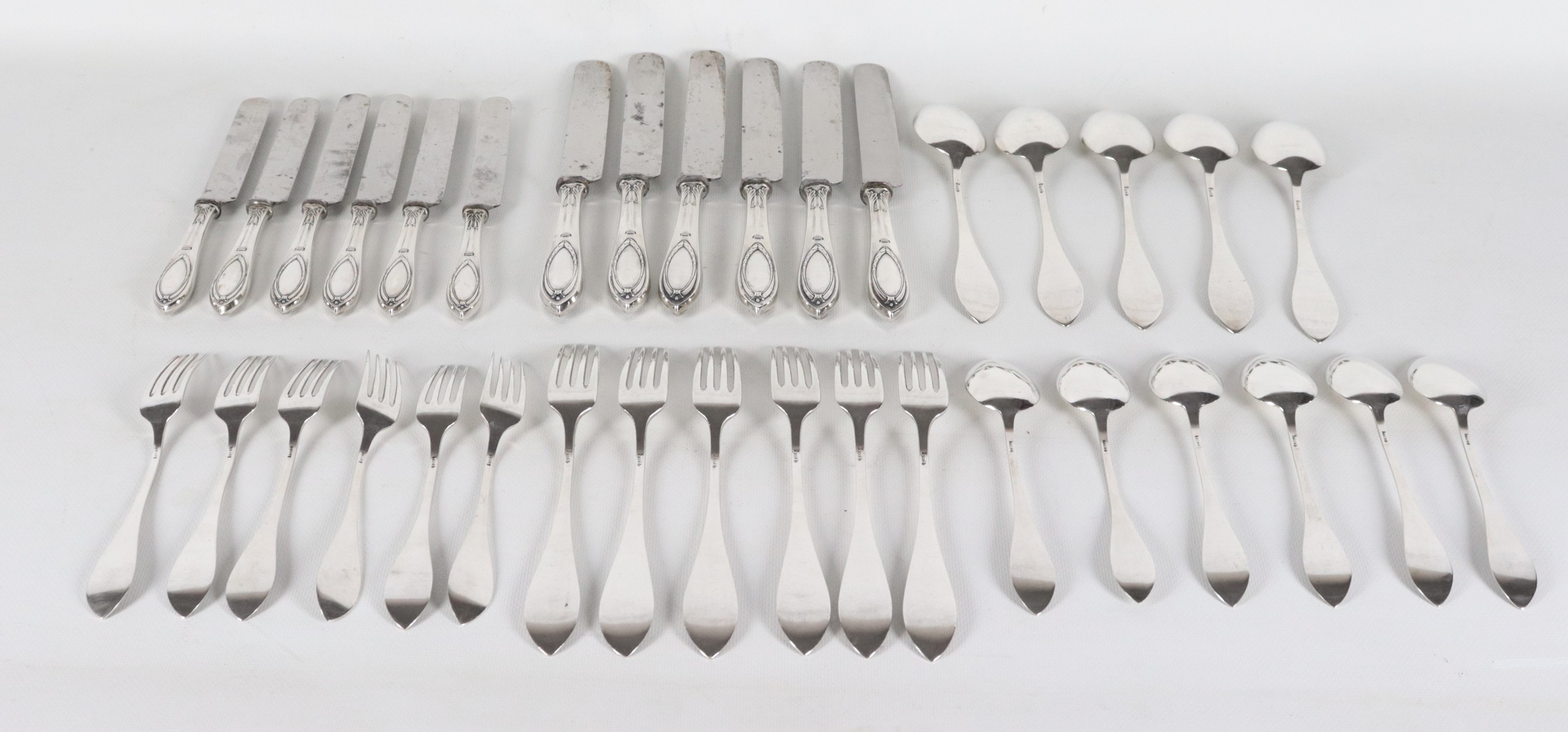 Antico servizio di posate in argento cesellato e sbalzato (35 pz), gr. 1050