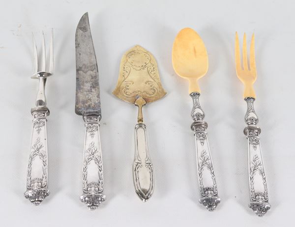 Antico lotto di cinque posate da portata: due per arrosti e due per insalata con manici rivestiti in argento e una paletta per dolce in metallo argentato