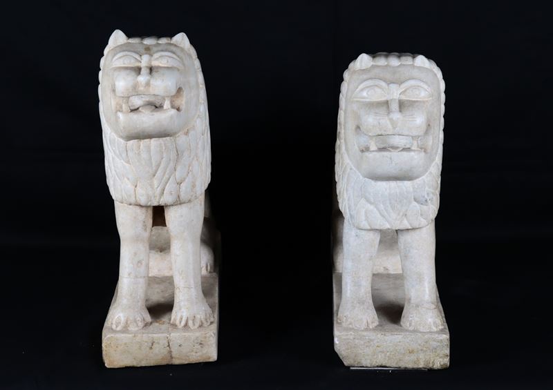 "Leoni", coppia di sculture in marmo