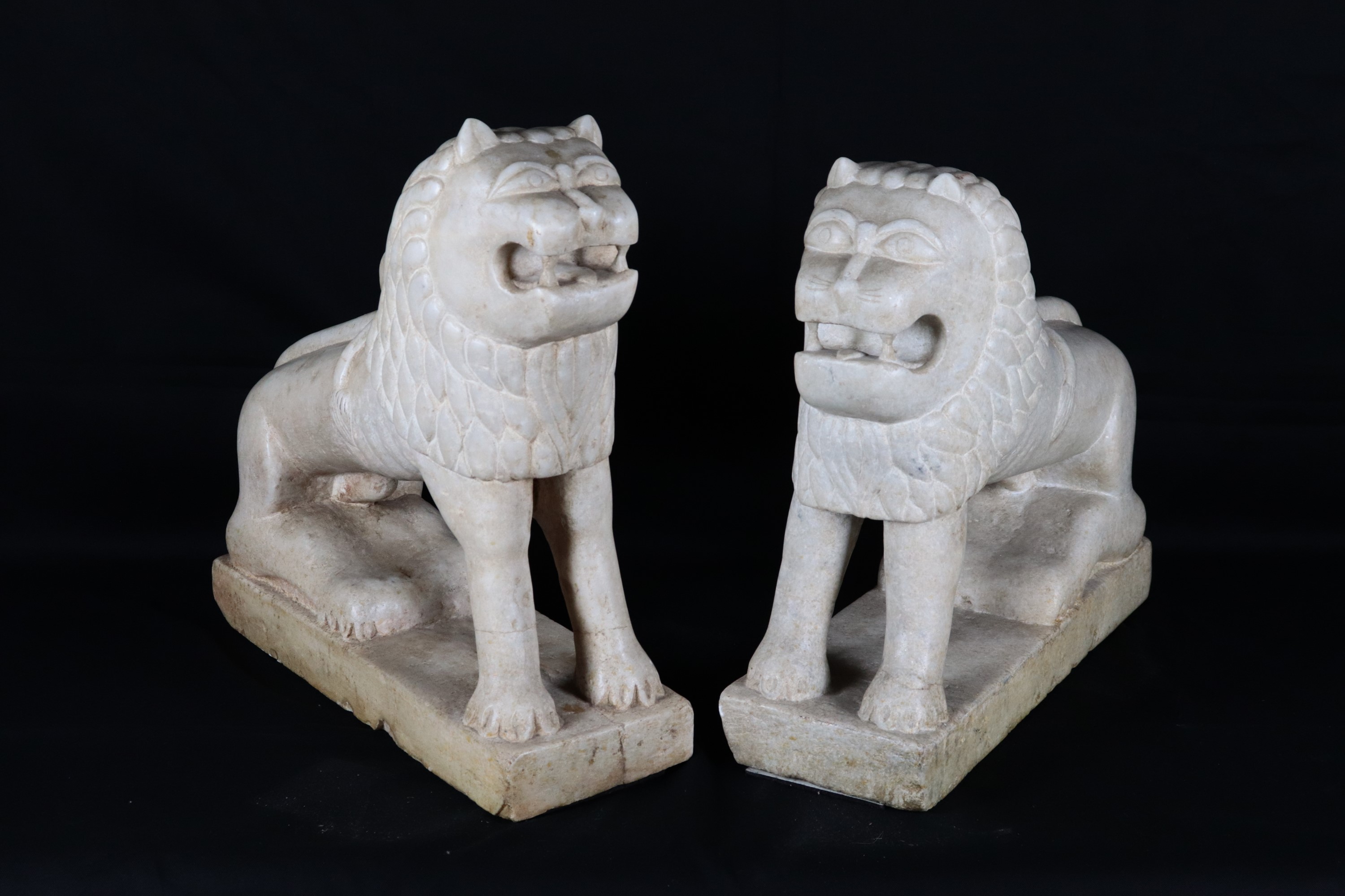 "Leoni", coppia di sculture in marmo