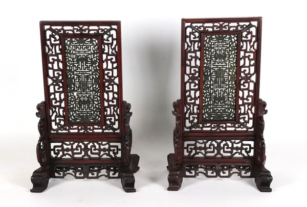 Coppia di paravento da tavolo cinesi in legno di teak intagliato e traforato