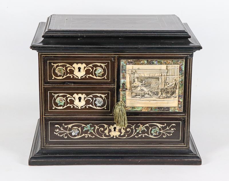 Antico scrigno in legno ebanizzato e intarsiato, con tre tiretti e uno sportellino