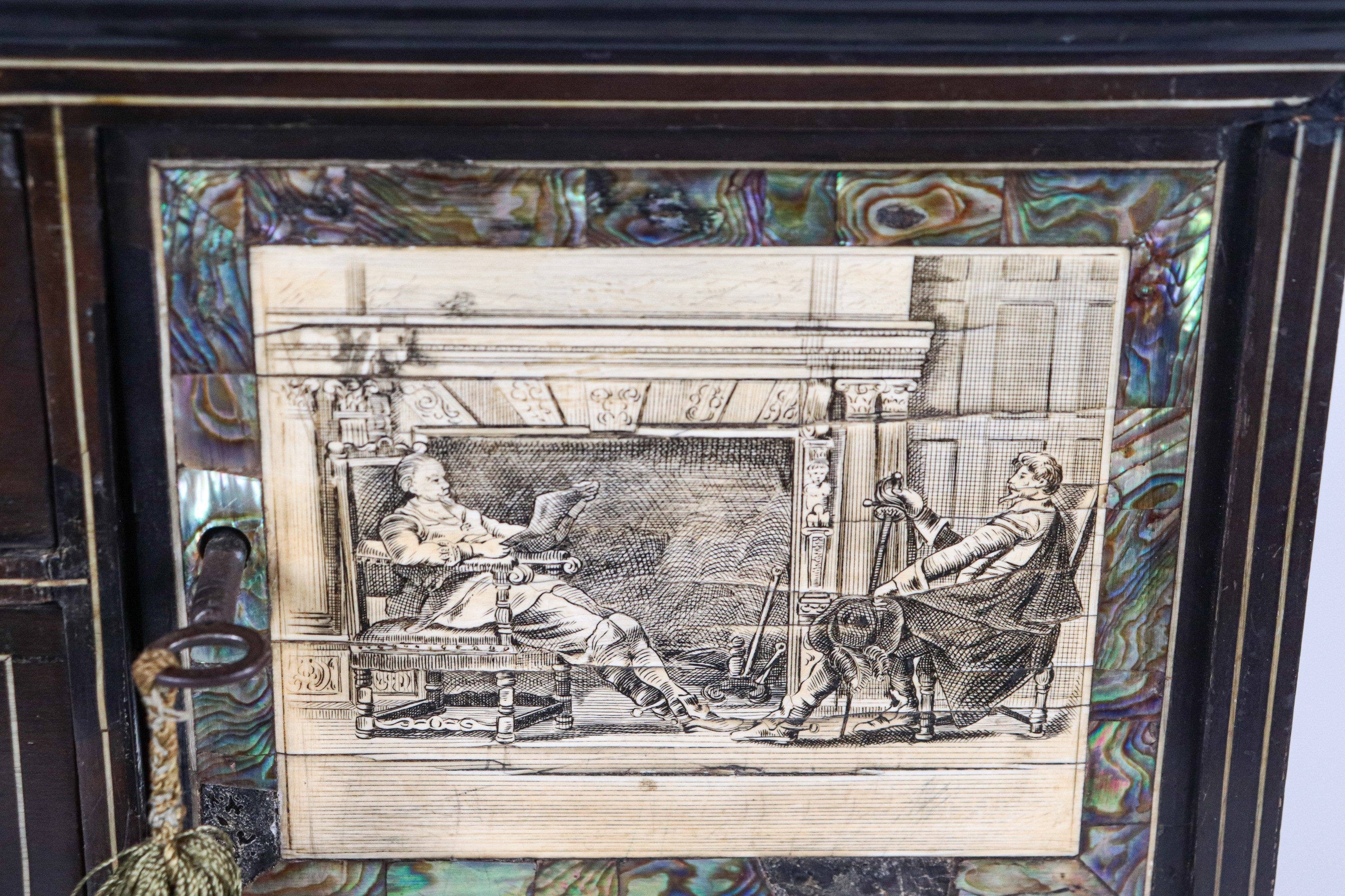 Antico scrigno in legno ebanizzato e intarsiato, con tre tiretti e uno sportellino