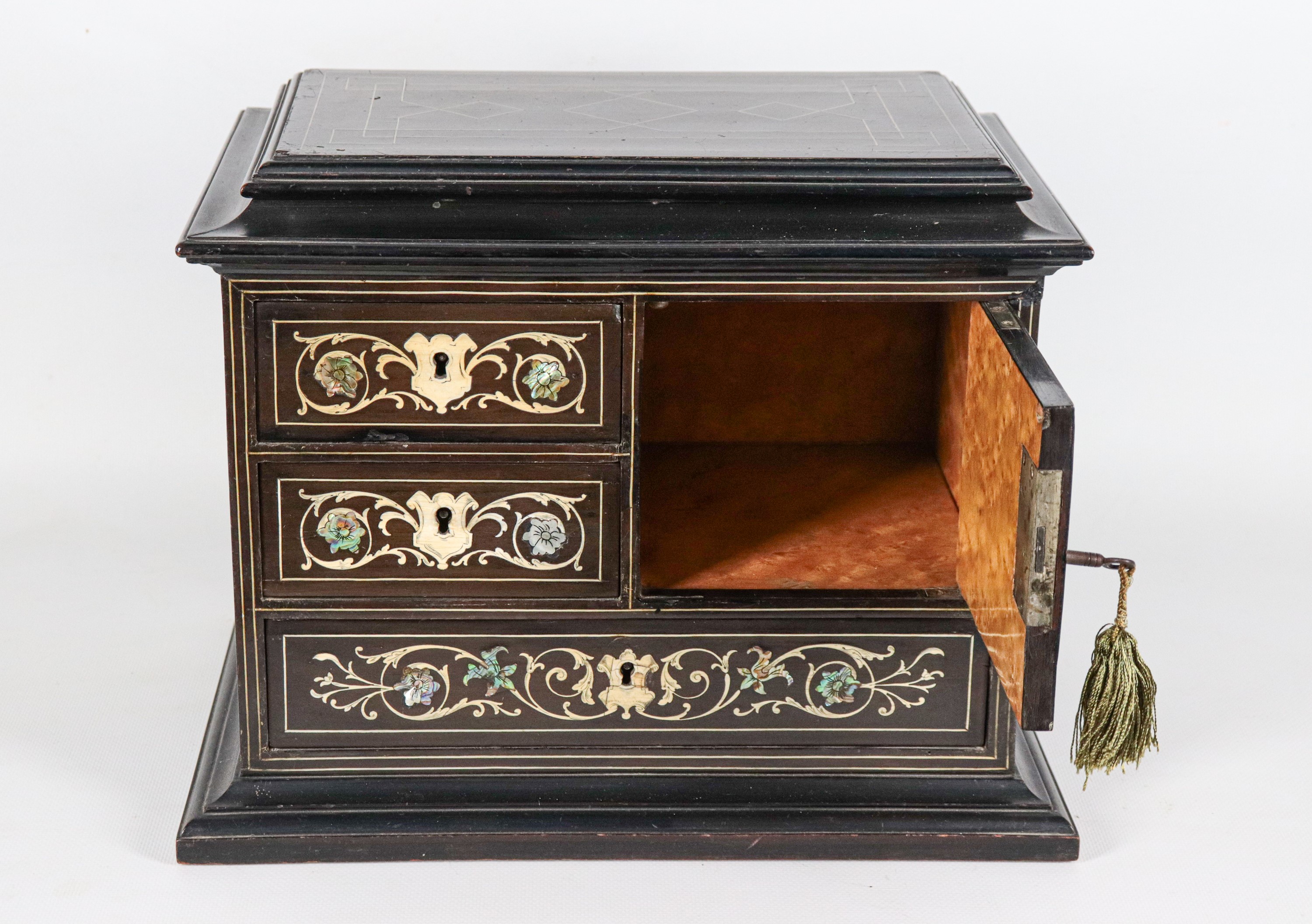 Antico scrigno in legno ebanizzato e intarsiato, con tre tiretti e uno sportellino