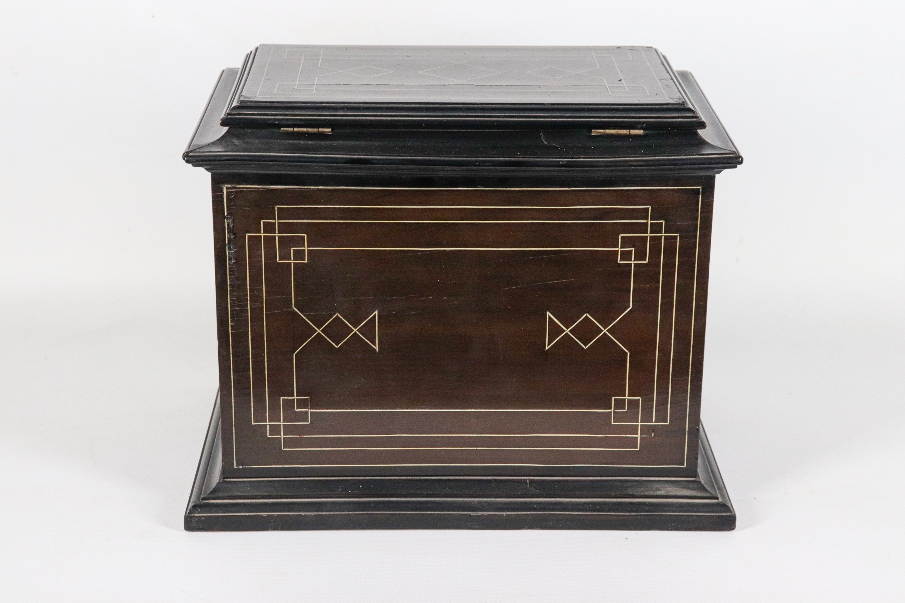Antico scrigno in legno ebanizzato e intarsiato, con tre tiretti e uno sportellino