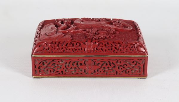 Scatola rettangolare cinese in lacca rossa con interno in smalto cloisonnè