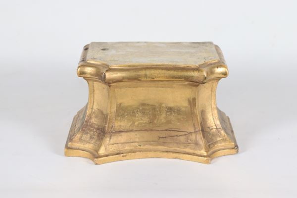 Antica piccola base in legno dorato e intagliato