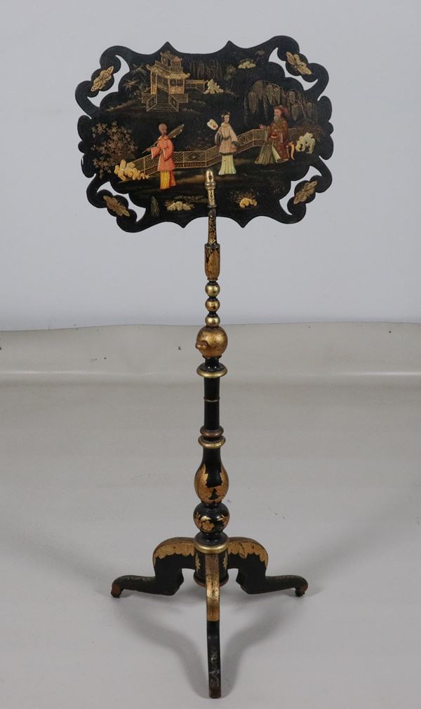 Antico parascintille da terra inglese Epoca Regency, in legno laccato nero e dorato, con decorazioni variopinte a rilievo a motivi di cineserie