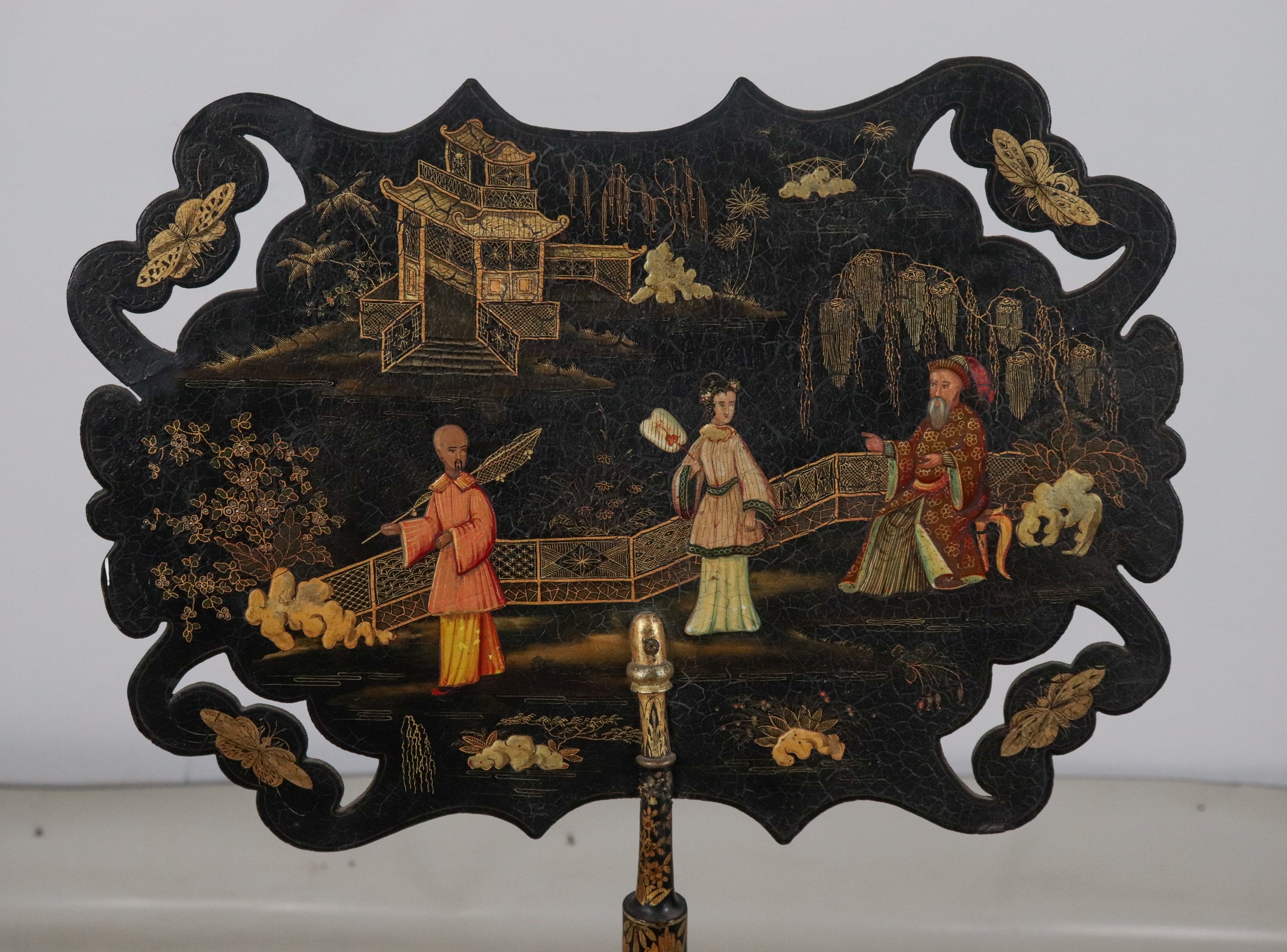 Antico parascintille da terra inglese Epoca Regency, in legno laccato nero e dorato, con decorazi...