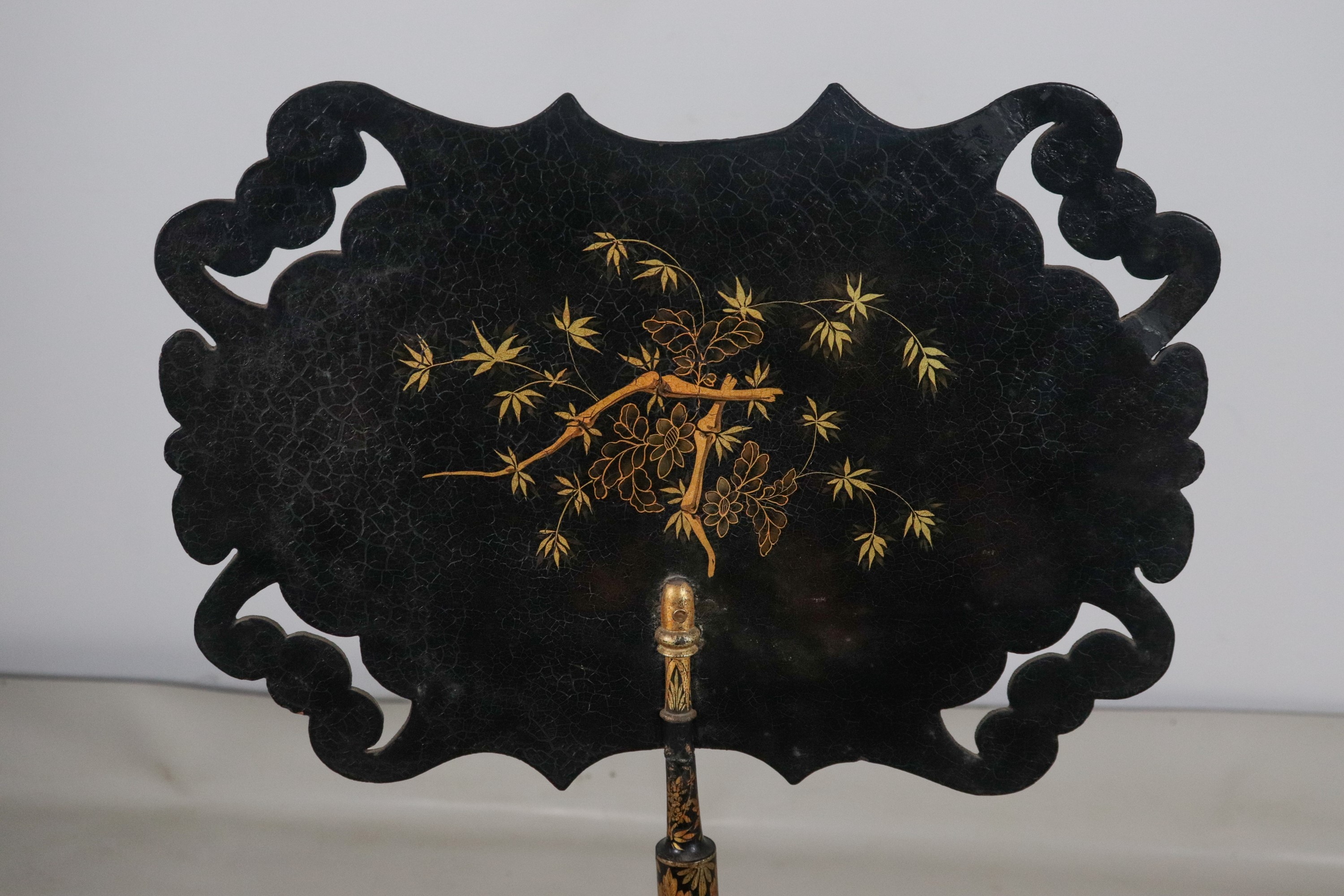 Antico parascintille da terra inglese Epoca Regency, in legno laccato nero e dorato, con decorazi...