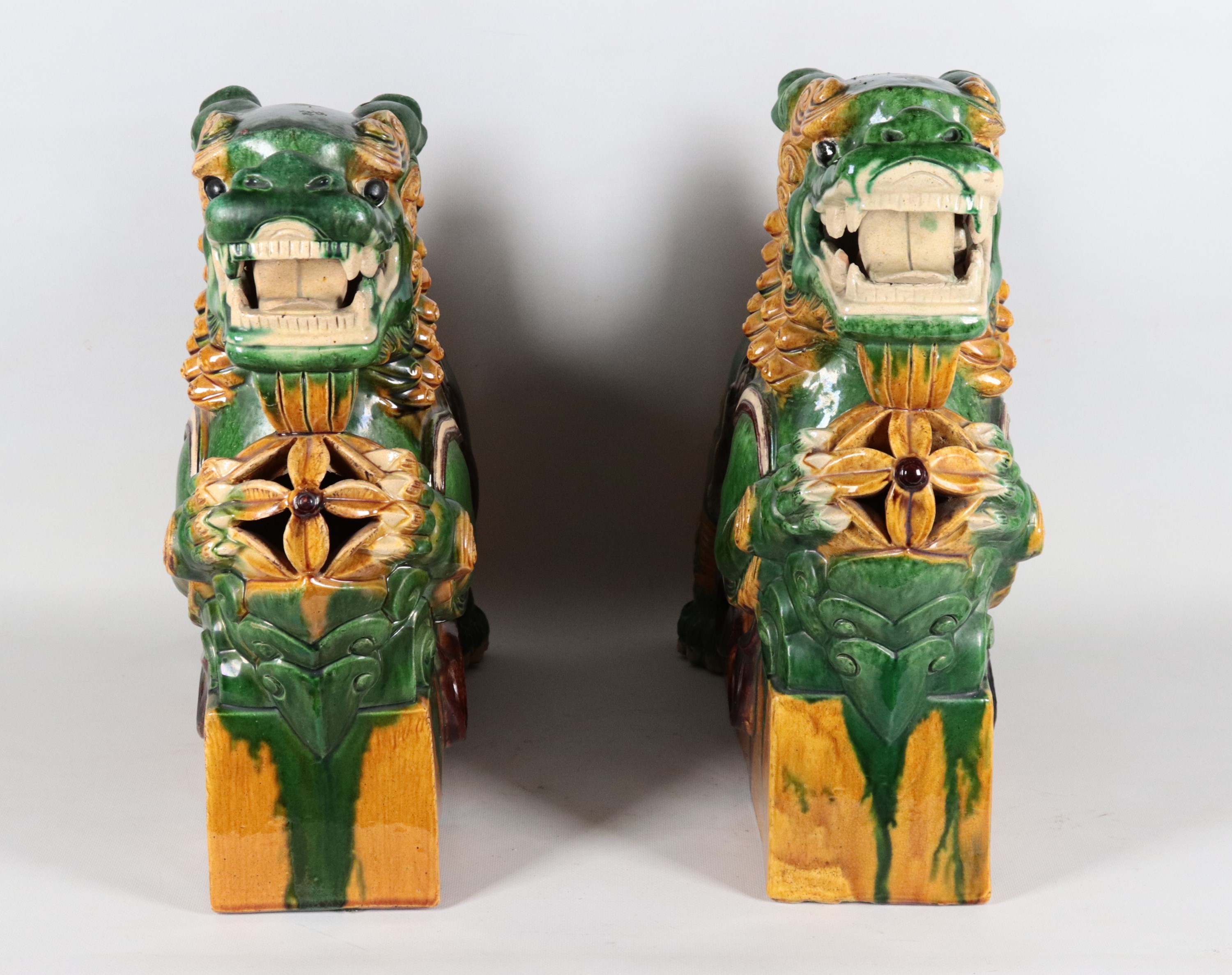 Coppia di Cani Foo in gres porcellanato a smalti Sancai