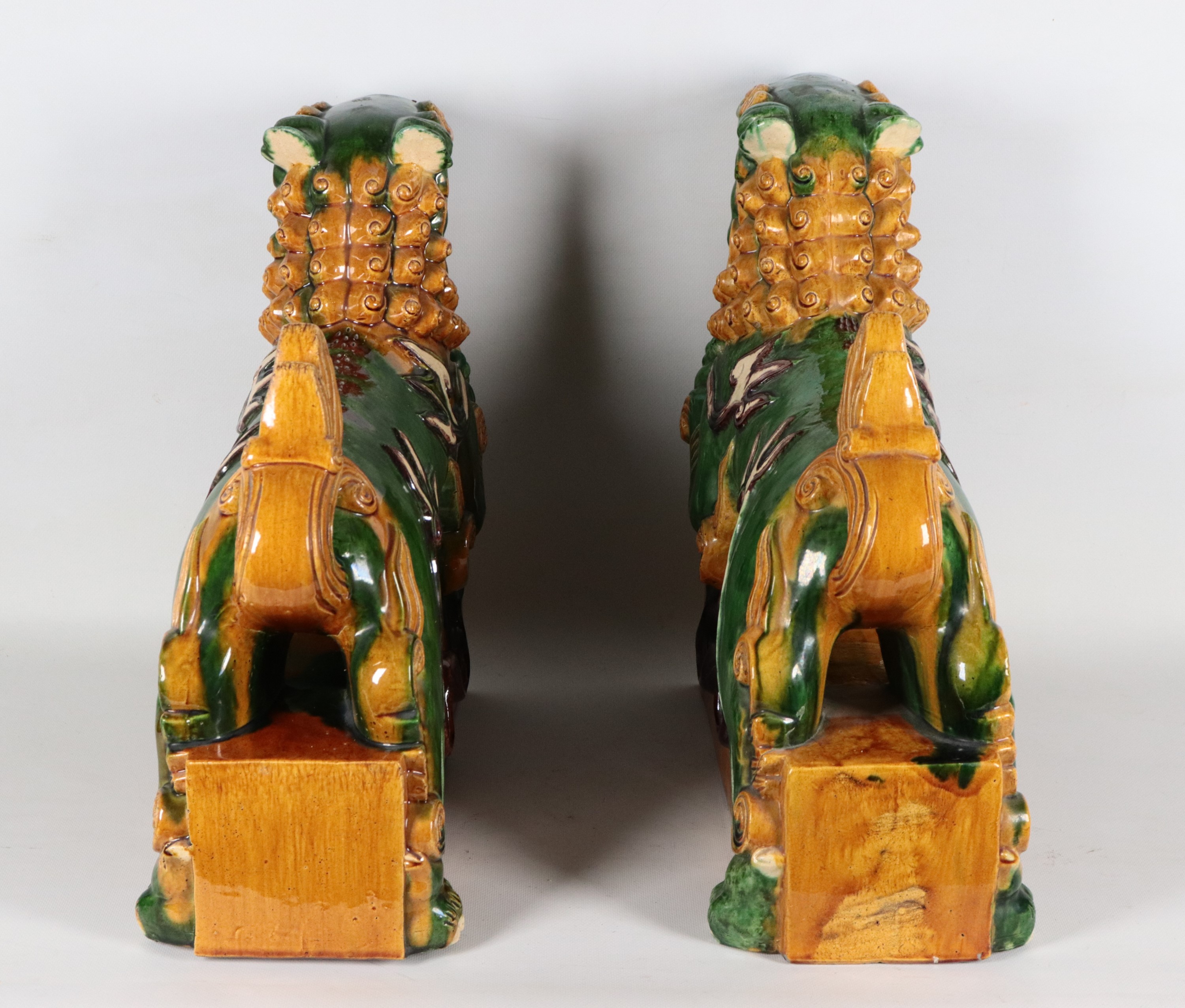 Coppia di Cani Foo in gres porcellanato a smalti Sancai