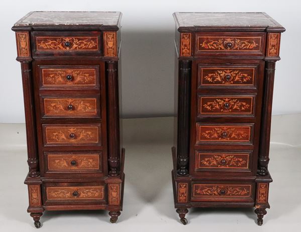 Coppia di comodini di linea Impero in mogano, con intarsi in bois de rose a volute floreali