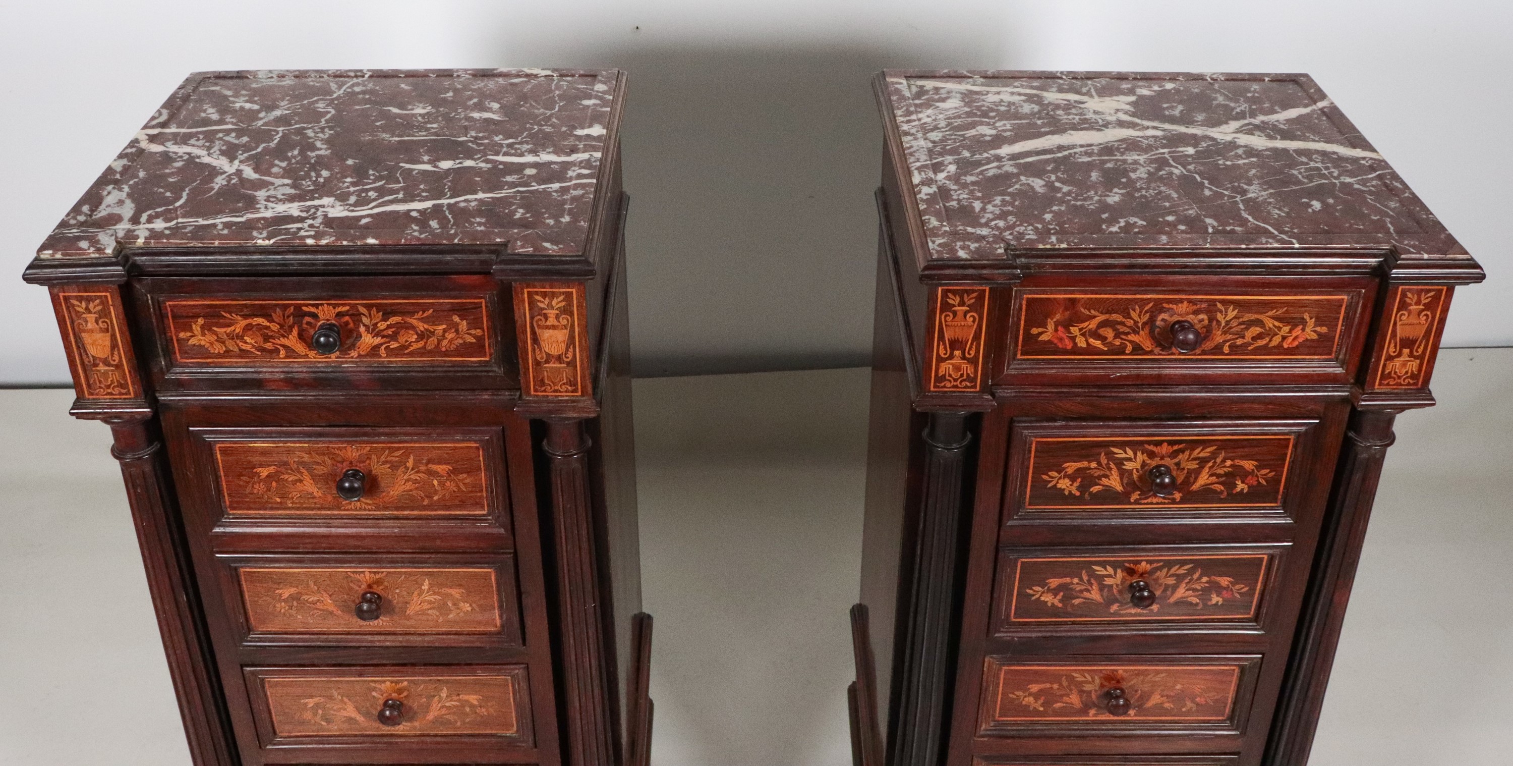 Coppia di comodini di linea Impero in mogano, con intarsi in bois de rose a volute floreali