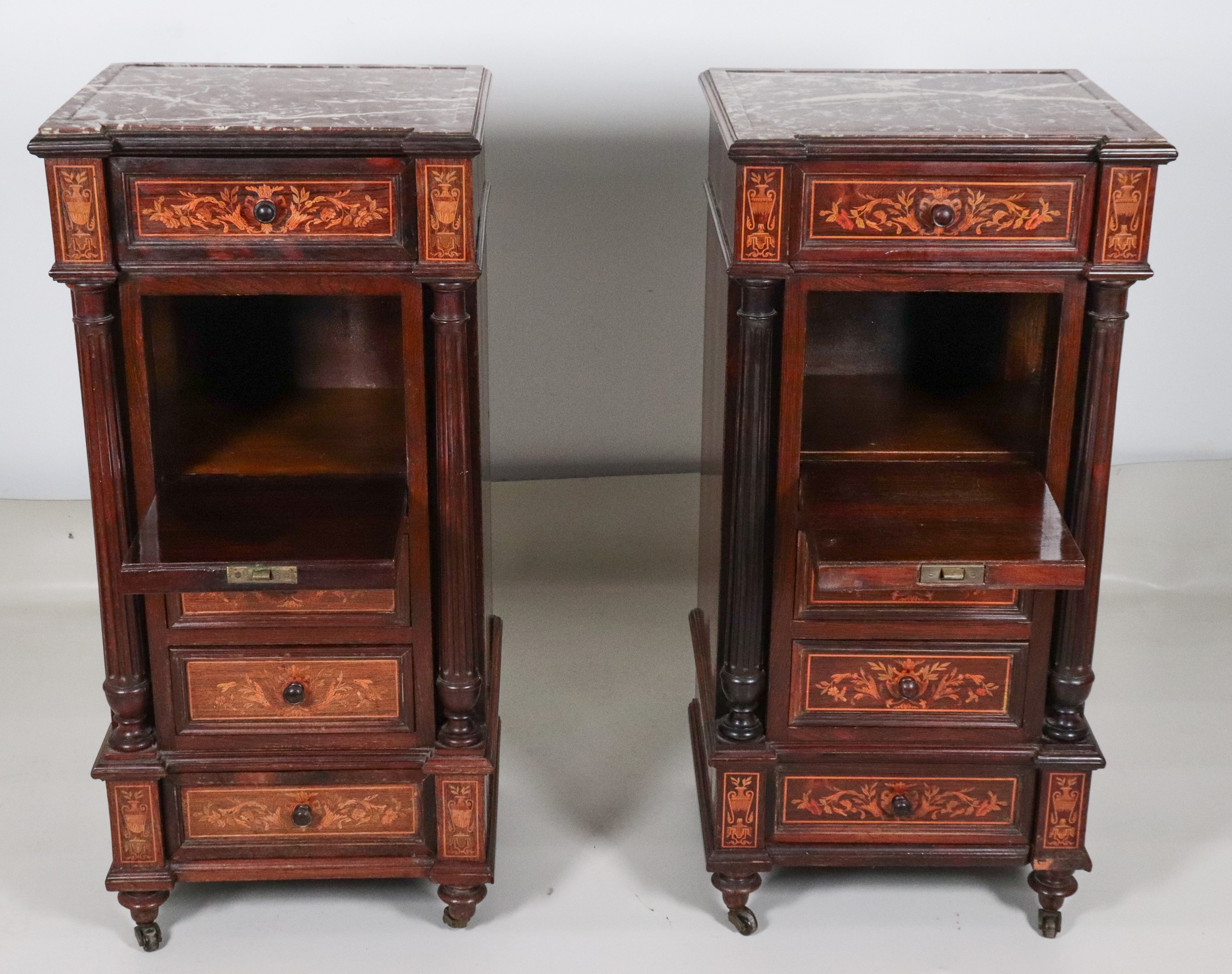 Coppia di comodini di linea Impero in mogano, con intarsi in bois de rose a volute floreali