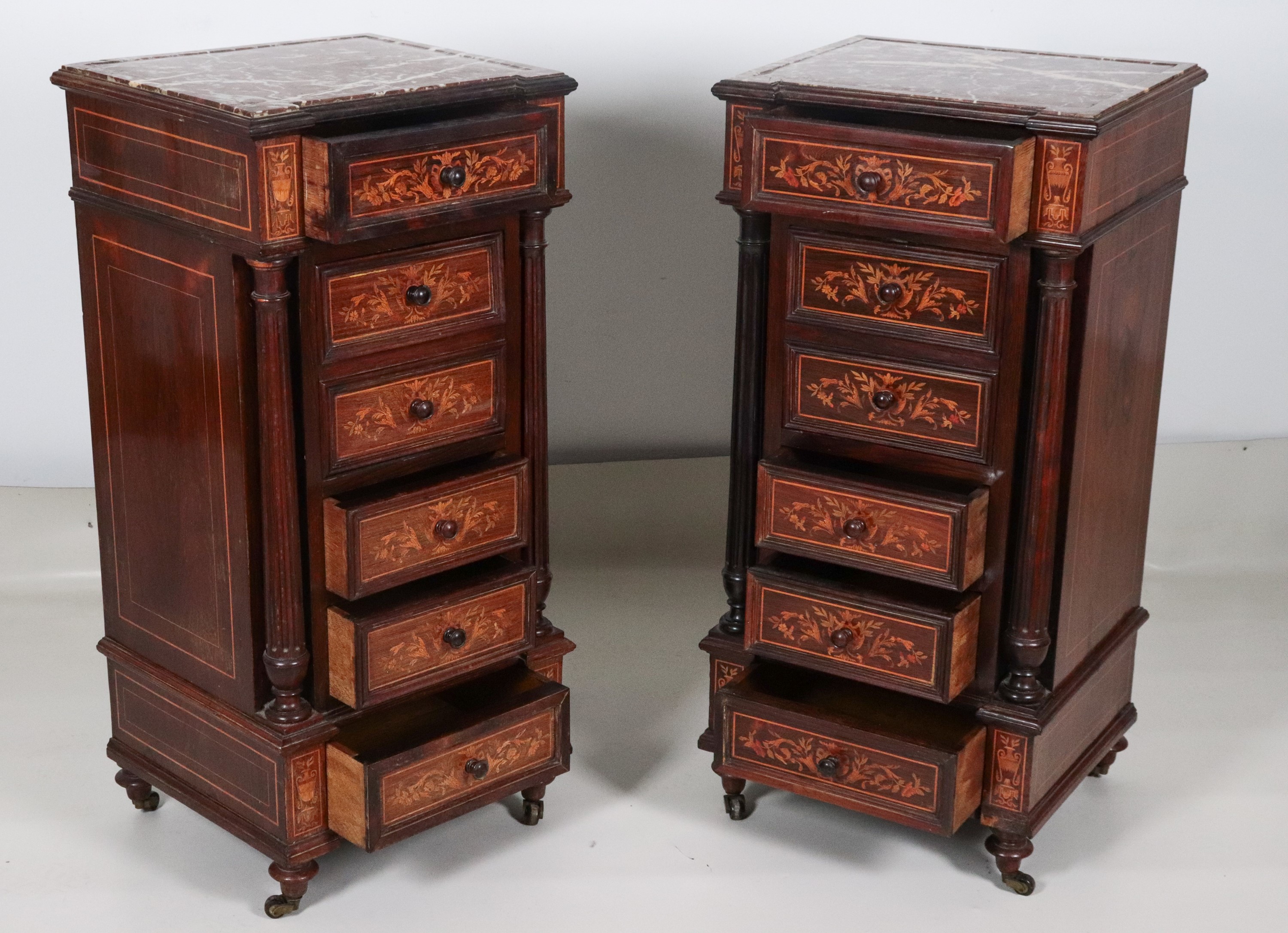 Coppia di comodini di linea Impero in mogano, con intarsi in bois de rose a volute floreali