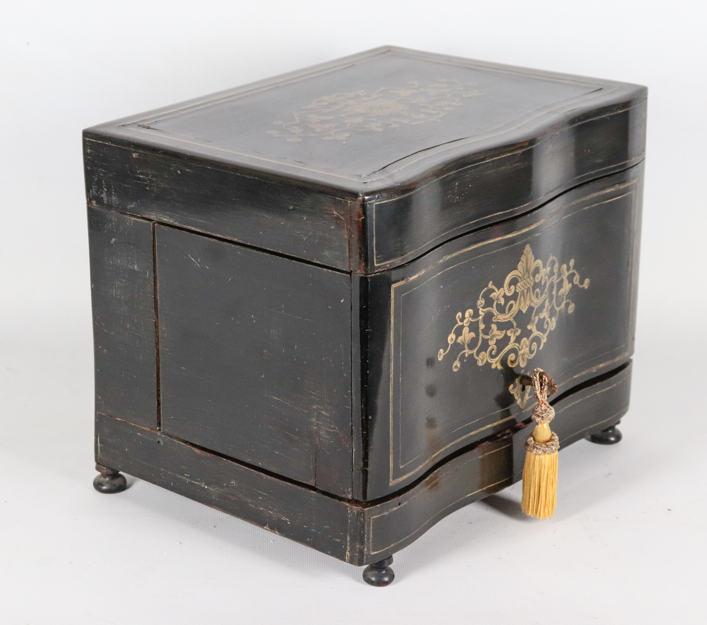 Antico scrigno in legno ebanizzato con intarsi in legno dorato, all'interno servizio da liquore c...