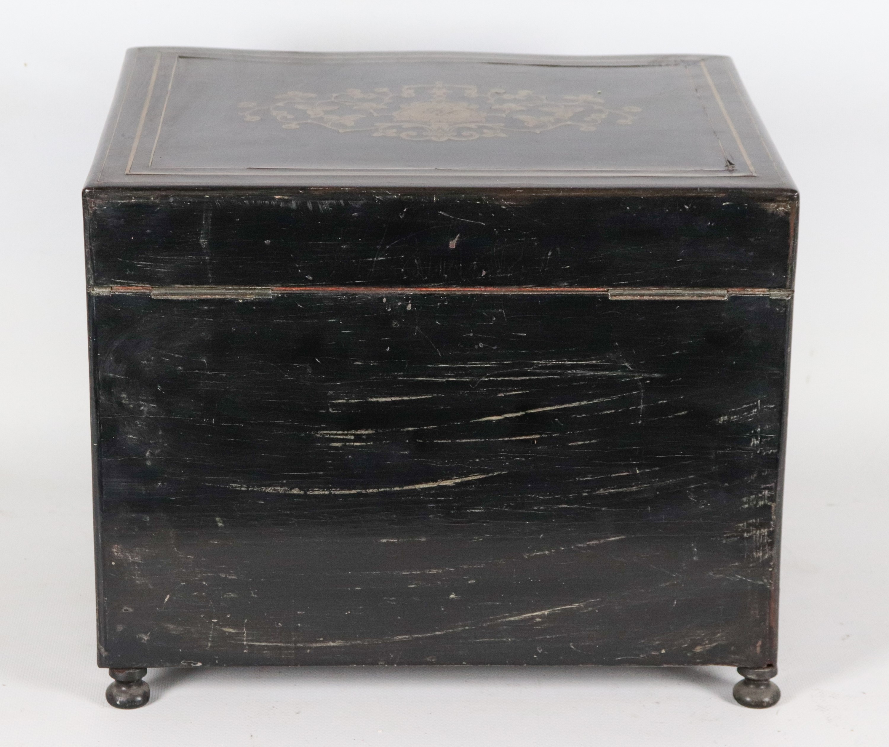 Antico scrigno in legno ebanizzato con intarsi in legno dorato, all'interno servizio da liquore c...