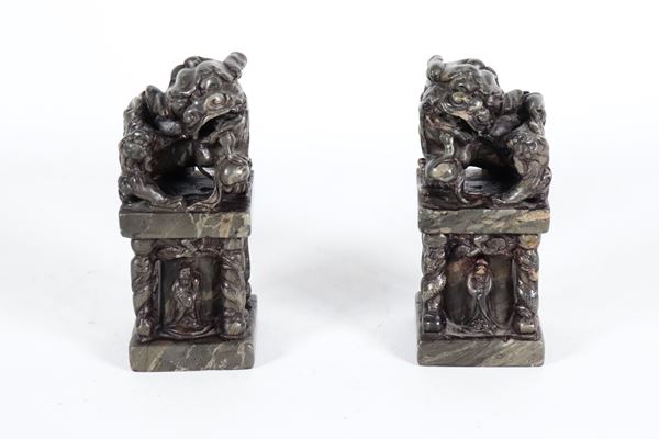 Coppia di sigilli cinesi in pietra dura, sormontati da piccole sculture di Cani Foo