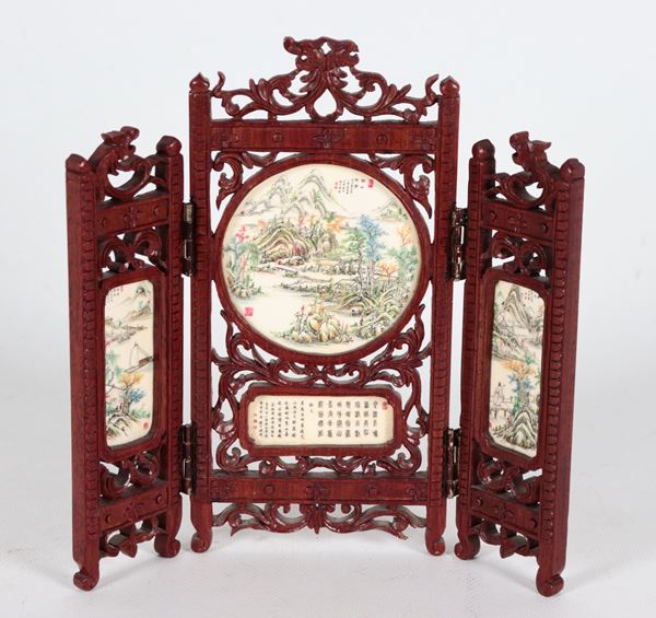 Modellino di paravento cinese in legno intagliato, con placchette in osso decorate a motivi orientali