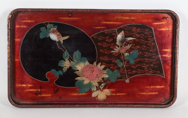 Vassoio francese Liberty in legno laccato, con decorazioni policrome a motivi di cineserie