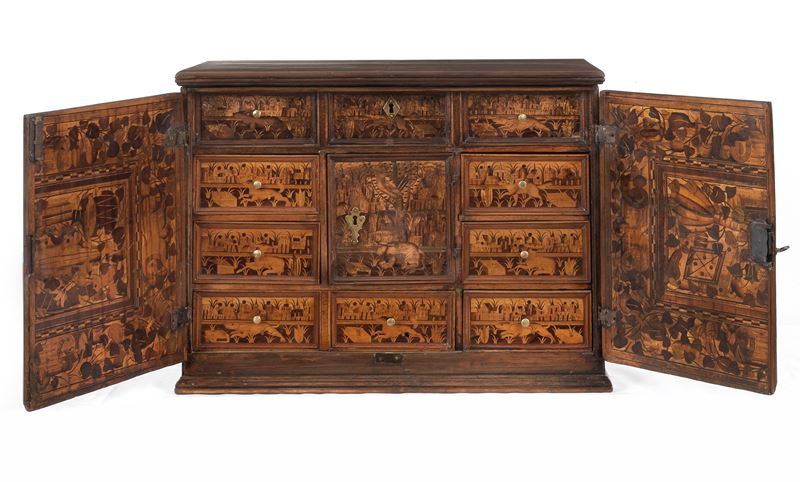 Antico piccolo monetiere in noce, con interno interamente intarsiato a motivi floreali e animali