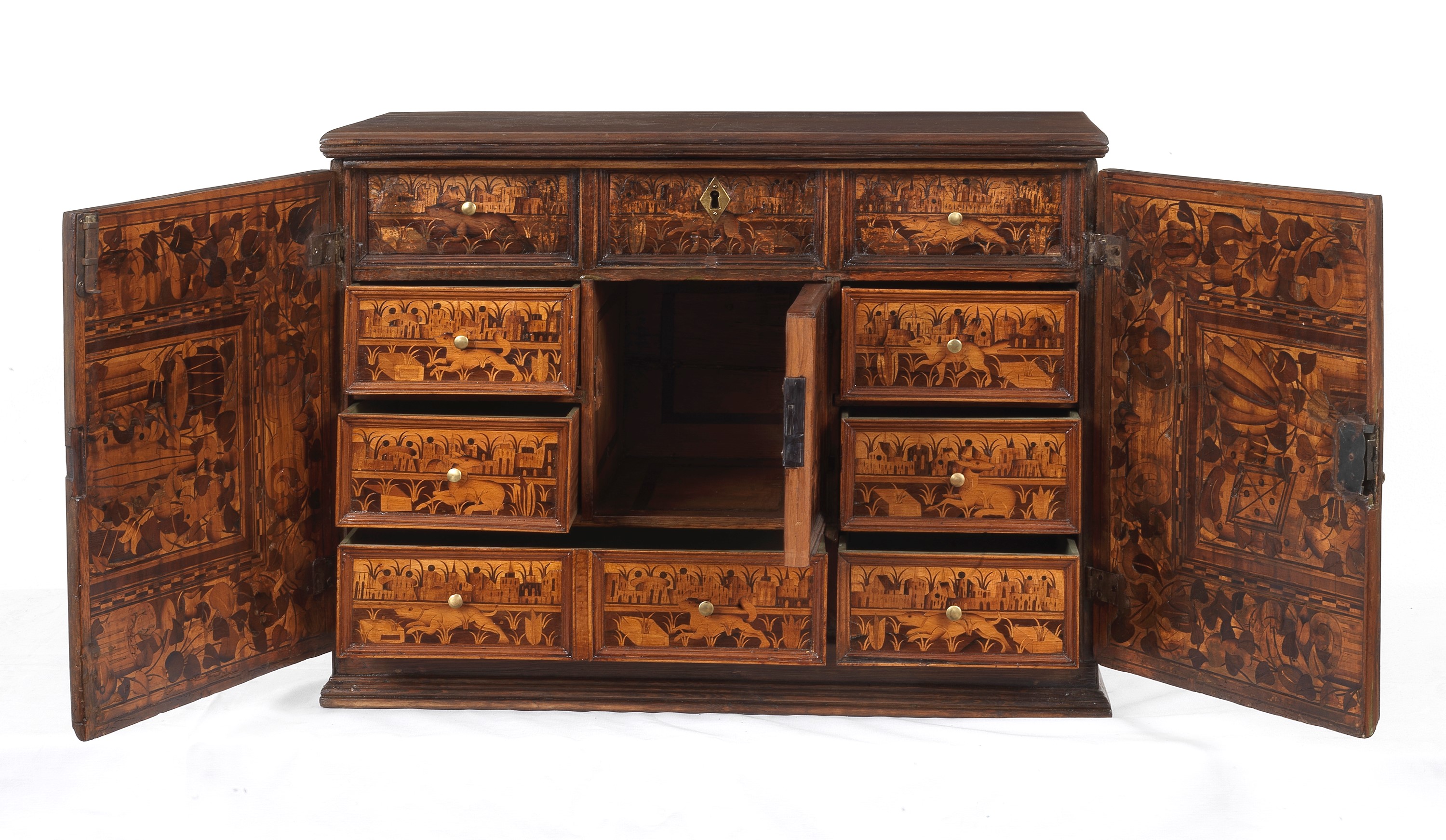 Antico piccolo monetiere in noce, con interno interamente intarsiato a motivi floreali e animali