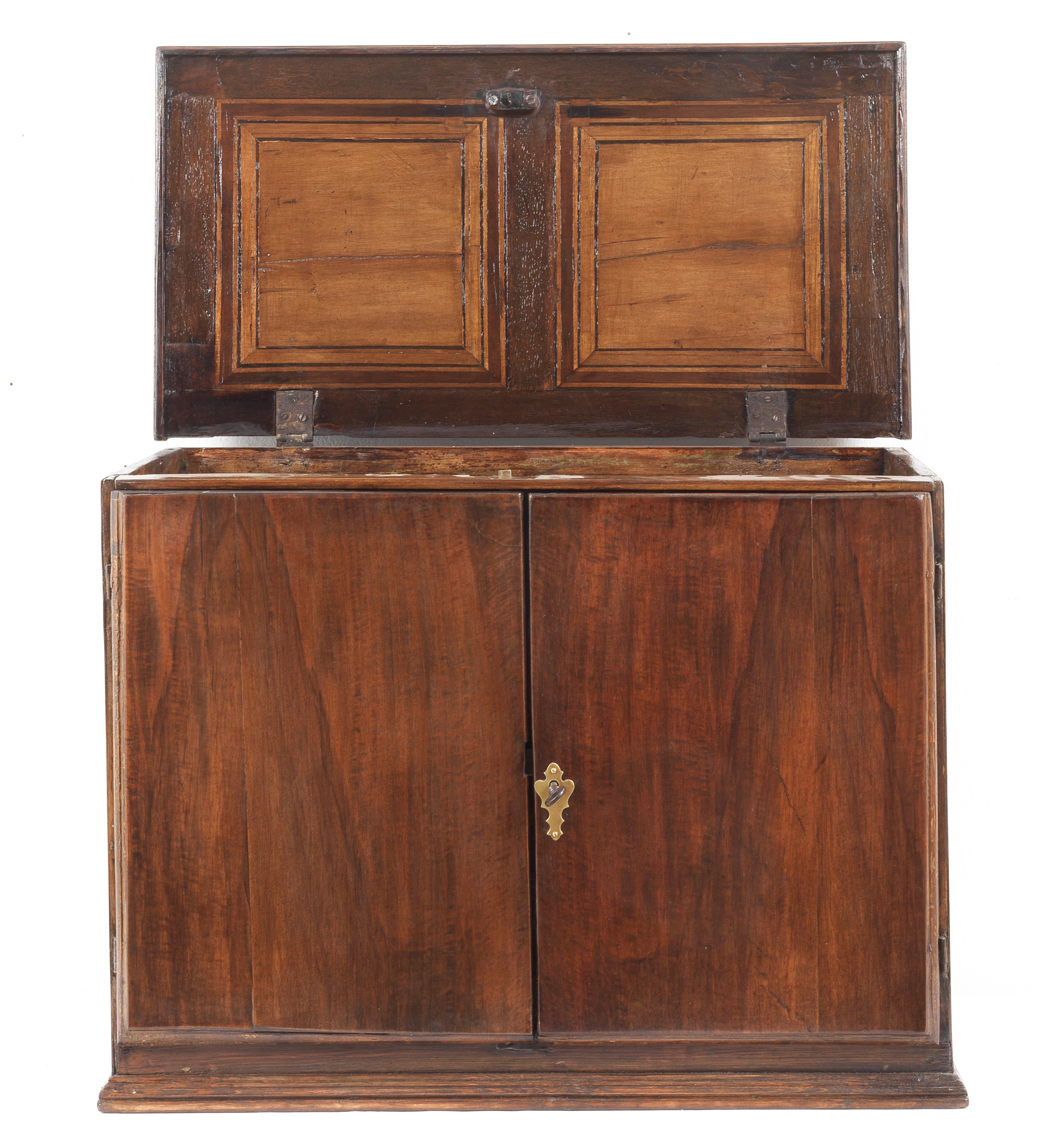 Antico piccolo monetiere in noce, con interno interamente intarsiato a motivi floreali e animali