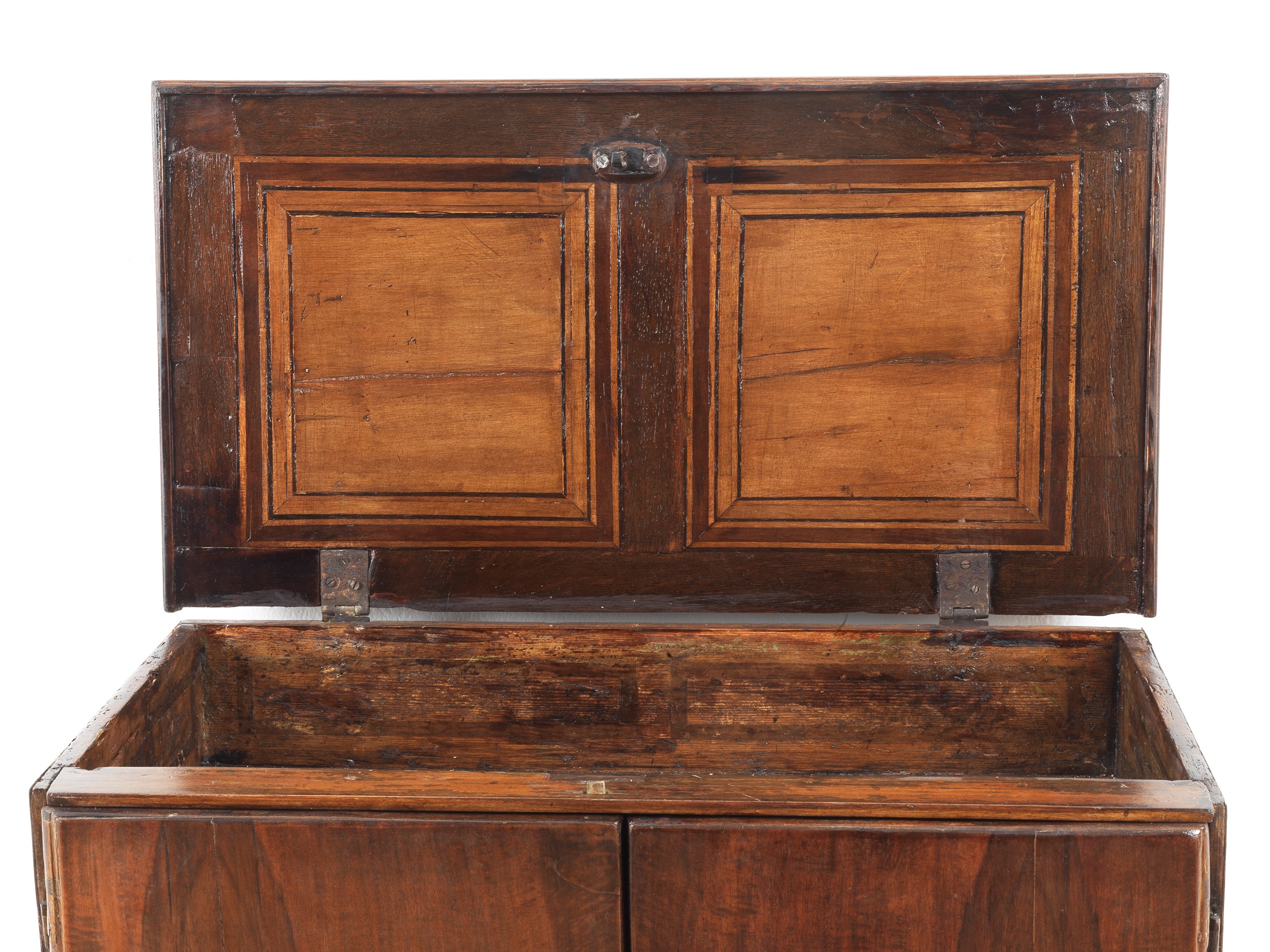 Antico piccolo monetiere in noce, con interno interamente intarsiato a motivi floreali e animali