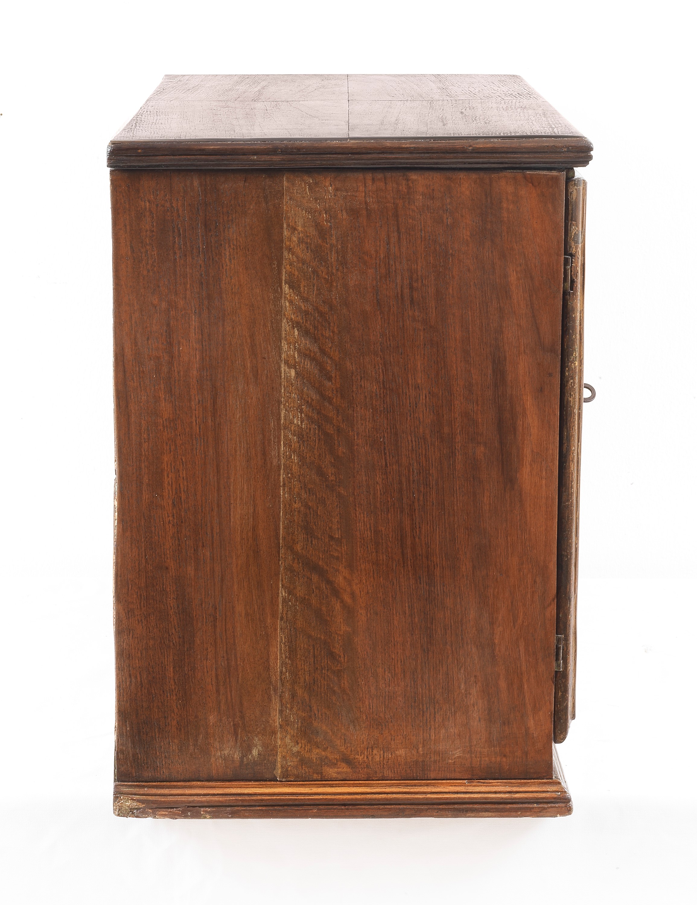 Antico piccolo monetiere in noce, con interno interamente intarsiato a motivi floreali e animali