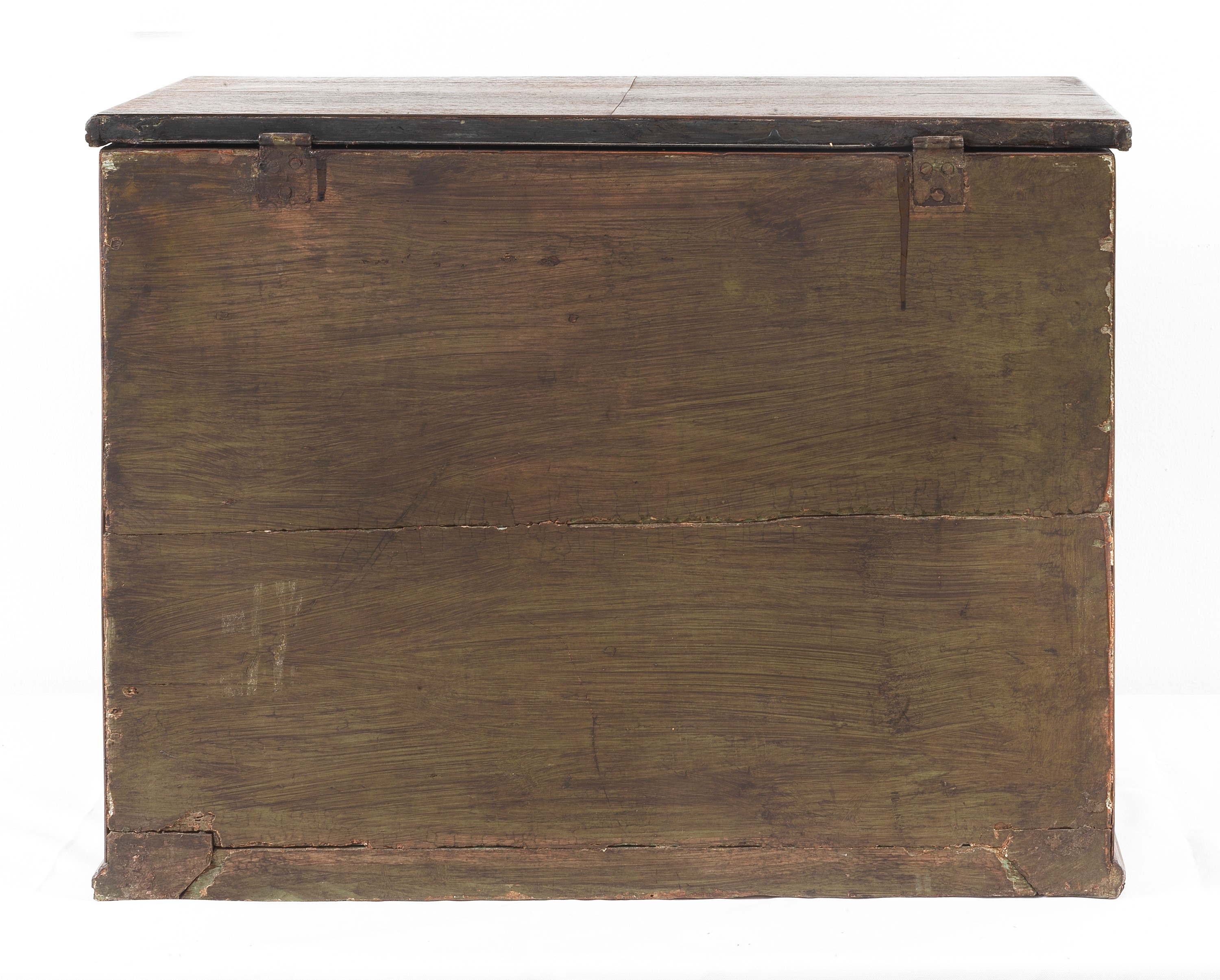 Antico piccolo monetiere in noce, con interno interamente intarsiato a motivi floreali e animali