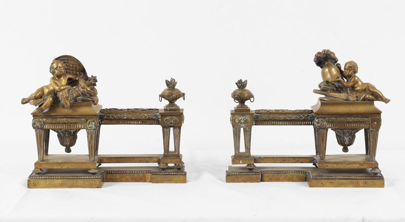 Coppia di antichi alari francesi in bronzo dorato con sculture di putti