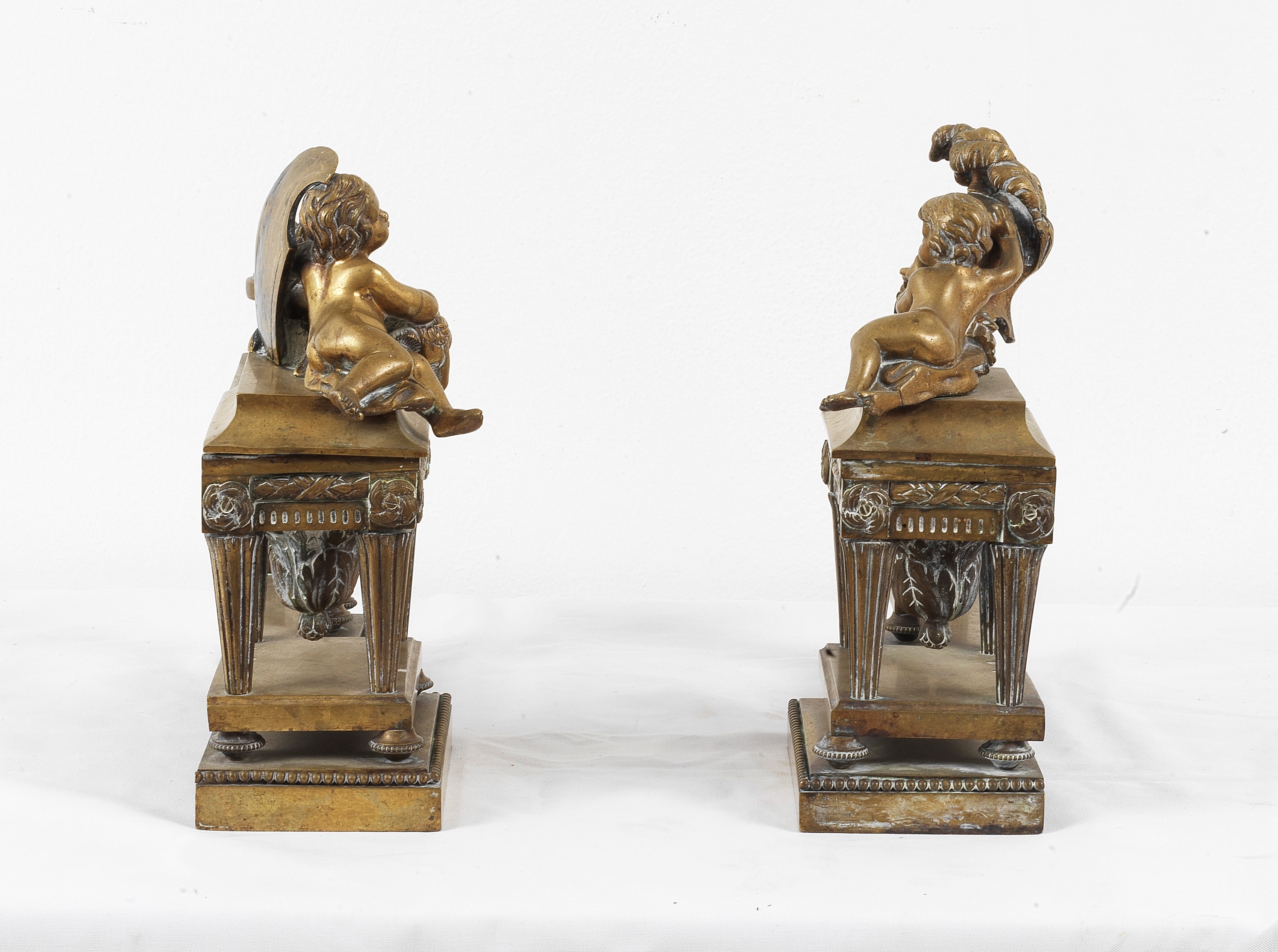 Coppia di antichi alari francesi in bronzo dorato con sculture di putti