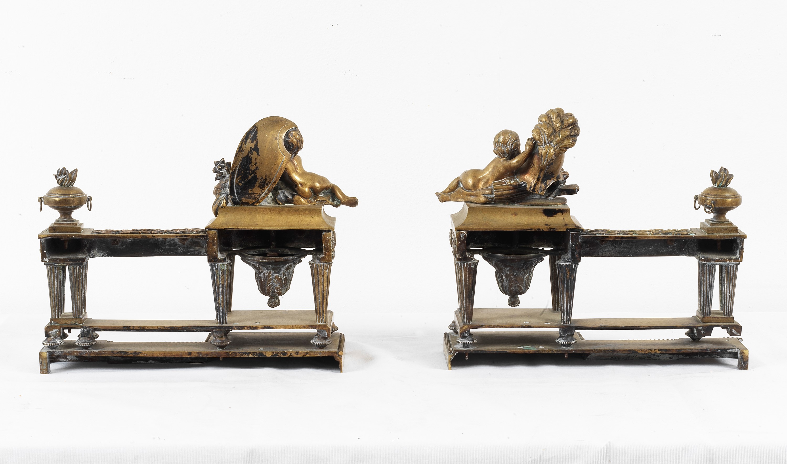 Coppia di antichi alari francesi in bronzo dorato con sculture di putti