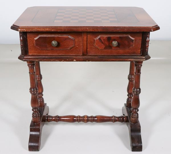 Antico tavolinetto da centro Luigi Filippo in noce, con scacchiera intarsiata sul piano