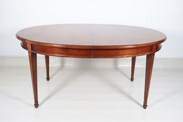 Tavolo da pranzo ovale allungabile di linea Carlo X in mogano chiaro